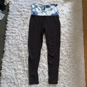 Black legging with a blue waist band!